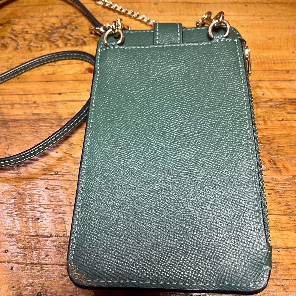 ☘️Coach Emerald Leather Phone Crossbody with Chain - Like New - Picture 3 of 9